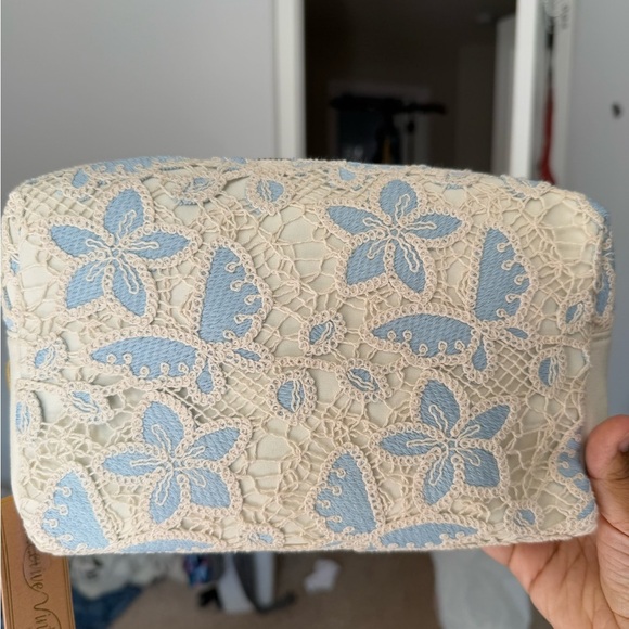 Elegant Lace Floral Women's Make up Bag - Picture 5 of 7